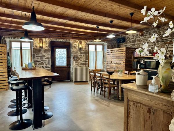 Vente                                                      Maison de village
                        
                     6 pièces                      195 m2                     à Champeix