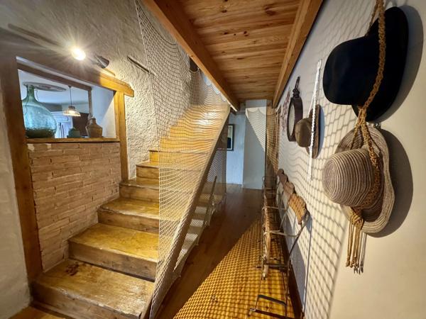 Vente                                                      Maison de village
                        
                     6 pièces                      195 m2                     à Champeix