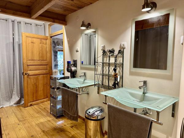 Vente                                                      Maison de village
                        
                     6 pièces                      195 m2                     à Champeix