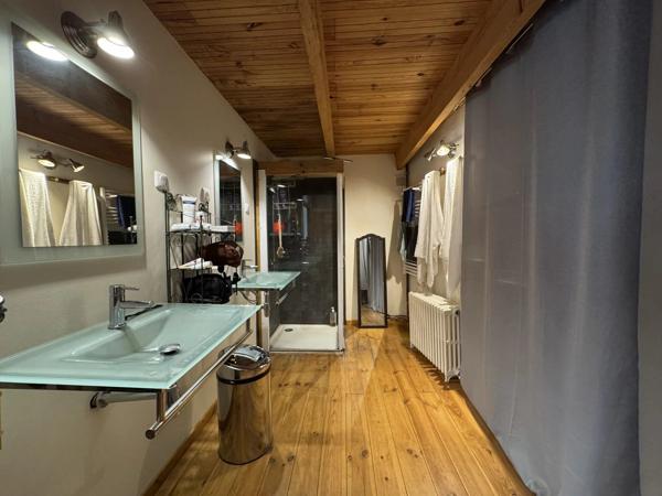 Vente                                                      Maison de village
                        
                     6 pièces                      195 m2                     à Champeix