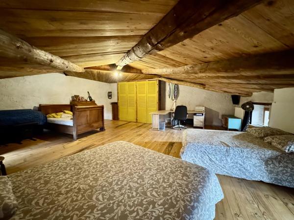 Vente                                                      Maison de village
                        
                     6 pièces                      195 m2                     à Champeix