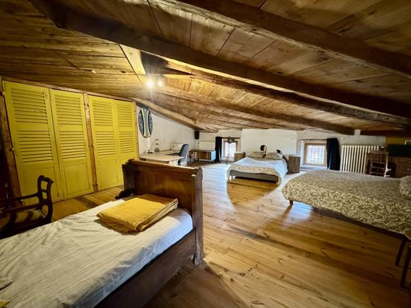 Vente                                                      Maison de village
                        
                     6 pièces                      195 m2                     à Champeix