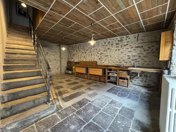 Vente                                                      Maison de village
                        
                     6 pièces                      195 m2                     à Champeix