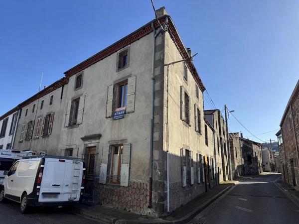 Vente                                                      Maison de village
                        
                     6 pièces                      195 m2                     à Champeix