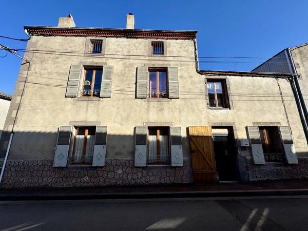 Vente                                                      Maison de village
                        
                     6 pièces                      195 m2                     à Champeix