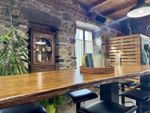Vente                                                      Maison de village
                        
                     6 pièces                      195 m2                     à Champeix