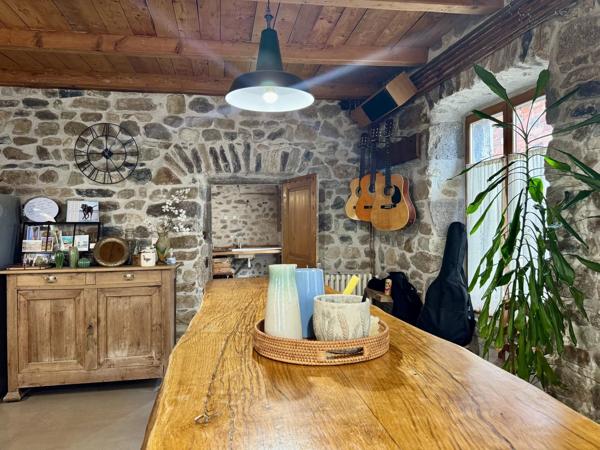Vente                                                      Maison de village
                        
                     6 pièces                      195 m2                     à Champeix