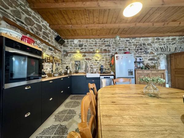 Vente                                                      Maison de village
                        
                     6 pièces                      195 m2                     à Champeix
