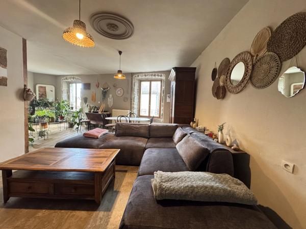 Vente                                                      Maison de village
                        
                     6 pièces                      195 m2                     à Champeix