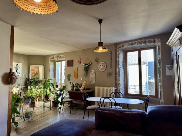 Vente                                                      Maison de village
                        
                     6 pièces                      195 m2                     à Champeix
