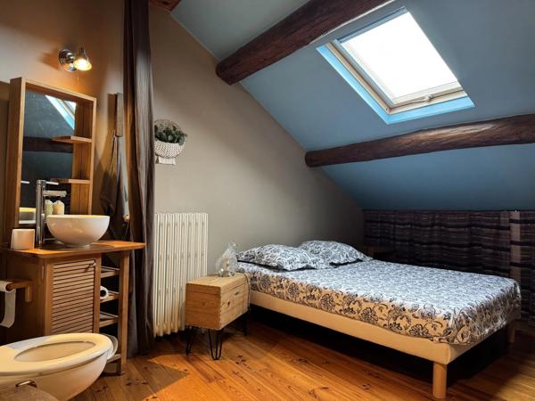 Vente                                                      Maison de village
                        
                     6 pièces                      195 m2                     à Champeix
