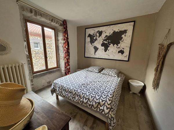 Vente                                                      Maison de village
                        
                     6 pièces                      195 m2                     à Champeix