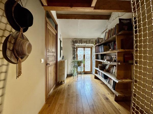 Vente                                                      Maison de village
                        
                     6 pièces                      195 m2                     à Champeix