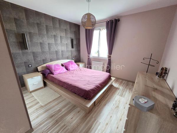 Magnifique Pavillon de plain-pied de 102 m² à Gimouille

Situé dans un joli coin de campagne, à 10 minutes des commerces, des écoles et des commodités de Nevers, nous vous présentons ce magnifique pavillon de plain-pied de 102 m² habitables, implanté sur un terrain de 1 100 m². Il propose 4 pièces dont 3 chambres, réparties comme suit : une entrée, un salon, un séjour, une cuisine, un cellier, un dégagement, un bureau, trois chambres, une salle d’eau et un wc indépendant.

L'entrée dispose d'un placard penderie pour le côté pratique, entrée sur une grande pièce de vie de 49 m², qui dispose d'un espace salon , d'un séjour dont la porte fenêtre donne sur une belle terrasse. La  pièce de vie se complète d'une cuisine ouverte, aménagée et équipée. De la cuisine, cette maison propose un cellier qui donne sur le garage de 15m².
Du salon , un dégagement de couloir dessert un bureau de 8m², une salle d’eau avec douche à l’italienne, un wc indépendant ainsi que trois chambres de 12 m², 10 m² et 10 m², toutes avec placards dressing.

Ce pavillon dispose d’huisseries en PVC double vitrage avec volets en PVC, d’une baie vitrée en aluminium double vitrage avec volet roulant motorisé, Il propose une pompe à chaleur Air / Air (climatisations réversibles),  complété par un chauffage électrique à inertie sèche, ainsi qu'un ballon production production d’eau chaude. Ce pavillon bénéficie d’un diagnostic de performance énergétique en classe C donc économique et d’une émission de gaz à effet de serre en classe A donc peu polluante. 
Les sols de cette maison sont en carrelage, sauf pour le bureau et les chambres qui sont en parquet. 
Sa toiture est en tuiles mécaniques en terre cuite. 
Côté assainissement, le pavillon est équipé d’une fosse septique.
Côté internet, il bénéficie de la fibre.
Côté extérieur, profitez d’un garage de 15 m², d’un abri, d’une terrasse en bois avec store banne , ainsi que d’un terrain de 1 100 m² arboré, entretenu et entièrement clos avec portail motorisé. 

Les plus de ce pavillon : sa situation en pleine campagne, à 10 minutes des commerces, des écoles et des commodités de Nevers, son terrain de 1 100 m², sa belle pièce de vie de 49 m², ses 3 chambres avec dressing, son garage de 15 m², ainsi que sa terrasse en bois avec store banne.

Des photos supplémentaires sont disponibles sur BSK IMMOBILIER, rubrique Nos conseillers, Olivier FRESLON.
Pour tout renseignement complémentaire ou pour une visite, contactez moi au 07 62 78 13 13 .

Un pavillon de plain-pied au calme de la campagne, à découvrir sans tarder : ne passez pas à côté de ce magnifique coup de coeur à Gimouille !