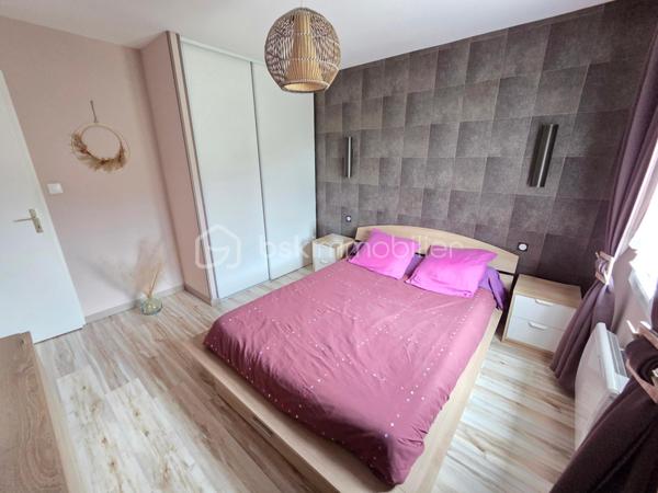 Magnifique Pavillon de plain-pied de 102 m² à Gimouille

Situé dans un joli coin de campagne, à 10 minutes des commerces, des écoles et des commodités de Nevers, nous vous présentons ce magnifique pavillon de plain-pied de 102 m² habitables, implanté sur un terrain de 1 100 m². Il propose 4 pièces dont 3 chambres, réparties comme suit : une entrée, un salon, un séjour, une cuisine, un cellier, un dégagement, un bureau, trois chambres, une salle d’eau et un wc indépendant.

L'entrée dispose d'un placard penderie pour le côté pratique, entrée sur une grande pièce de vie de 49 m², qui dispose d'un espace salon , d'un séjour dont la porte fenêtre donne sur une belle terrasse. La  pièce de vie se complète d'une cuisine ouverte, aménagée et équipée. De la cuisine, cette maison propose un cellier qui donne sur le garage de 15m².
Du salon , un dégagement de couloir dessert un bureau de 8m², une salle d’eau avec douche à l’italienne, un wc indépendant ainsi que trois chambres de 12 m², 10 m² et 10 m², toutes avec placards dressing.

Ce pavillon dispose d’huisseries en PVC double vitrage avec volets en PVC, d’une baie vitrée en aluminium double vitrage avec volet roulant motorisé, Il propose une pompe à chaleur Air / Air (climatisations réversibles),  complété par un chauffage électrique à inertie sèche, ainsi qu'un ballon production production d’eau chaude. Ce pavillon bénéficie d’un diagnostic de performance énergétique en classe C donc économique et d’une émission de gaz à effet de serre en classe A donc peu polluante. 
Les sols de cette maison sont en carrelage, sauf pour le bureau et les chambres qui sont en parquet. 
Sa toiture est en tuiles mécaniques en terre cuite. 
Côté assainissement, le pavillon est équipé d’une fosse septique.
Côté internet, il bénéficie de la fibre.
Côté extérieur, profitez d’un garage de 15 m², d’un abri, d’une terrasse en bois avec store banne , ainsi que d’un terrain de 1 100 m² arboré, entretenu et entièrement clos avec portail motorisé. 

Les plus de ce pavillon : sa situation en pleine campagne, à 10 minutes des commerces, des écoles et des commodités de Nevers, son terrain de 1 100 m², sa belle pièce de vie de 49 m², ses 3 chambres avec dressing, son garage de 15 m², ainsi que sa terrasse en bois avec store banne.

Des photos supplémentaires sont disponibles sur BSK IMMOBILIER, rubrique Nos conseillers, Olivier FRESLON.
Pour tout renseignement complémentaire ou pour une visite, contactez moi au 07 62 78 13 13 .

Un pavillon de plain-pied au calme de la campagne, à découvrir sans tarder : ne passez pas à côté de ce magnifique coup de coeur à Gimouille !