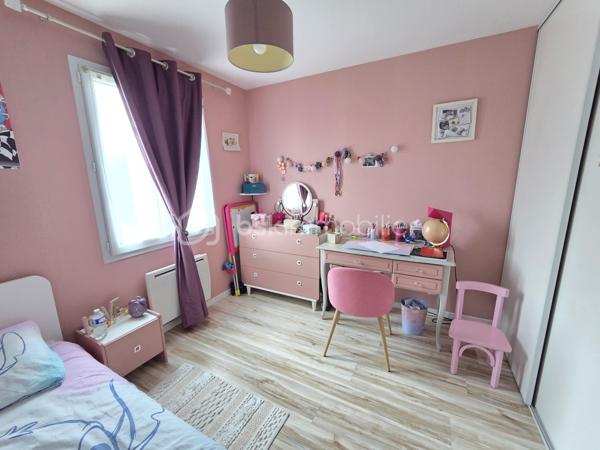 Magnifique Pavillon de plain-pied de 102 m² à Gimouille

Situé dans un joli coin de campagne, à 10 minutes des commerces, des écoles et des commodités de Nevers, nous vous présentons ce magnifique pavillon de plain-pied de 102 m² habitables, implanté sur un terrain de 1 100 m². Il propose 4 pièces dont 3 chambres, réparties comme suit : une entrée, un salon, un séjour, une cuisine, un cellier, un dégagement, un bureau, trois chambres, une salle d’eau et un wc indépendant.

L'entrée dispose d'un placard penderie pour le côté pratique, entrée sur une grande pièce de vie de 49 m², qui dispose d'un espace salon , d'un séjour dont la porte fenêtre donne sur une belle terrasse. La  pièce de vie se complète d'une cuisine ouverte, aménagée et équipée. De la cuisine, cette maison propose un cellier qui donne sur le garage de 15m².
Du salon , un dégagement de couloir dessert un bureau de 8m², une salle d’eau avec douche à l’italienne, un wc indépendant ainsi que trois chambres de 12 m², 10 m² et 10 m², toutes avec placards dressing.

Ce pavillon dispose d’huisseries en PVC double vitrage avec volets en PVC, d’une baie vitrée en aluminium double vitrage avec volet roulant motorisé, Il propose une pompe à chaleur Air / Air (climatisations réversibles),  complété par un chauffage électrique à inertie sèche, ainsi qu'un ballon production production d’eau chaude. Ce pavillon bénéficie d’un diagnostic de performance énergétique en classe C donc économique et d’une émission de gaz à effet de serre en classe A donc peu polluante. 
Les sols de cette maison sont en carrelage, sauf pour le bureau et les chambres qui sont en parquet. 
Sa toiture est en tuiles mécaniques en terre cuite. 
Côté assainissement, le pavillon est équipé d’une fosse septique.
Côté internet, il bénéficie de la fibre.
Côté extérieur, profitez d’un garage de 15 m², d’un abri, d’une terrasse en bois avec store banne , ainsi que d’un terrain de 1 100 m² arboré, entretenu et entièrement clos avec portail motorisé. 

Les plus de ce pavillon : sa situation en pleine campagne, à 10 minutes des commerces, des écoles et des commodités de Nevers, son terrain de 1 100 m², sa belle pièce de vie de 49 m², ses 3 chambres avec dressing, son garage de 15 m², ainsi que sa terrasse en bois avec store banne.

Des photos supplémentaires sont disponibles sur BSK IMMOBILIER, rubrique Nos conseillers, Olivier FRESLON.
Pour tout renseignement complémentaire ou pour une visite, contactez moi au 07 62 78 13 13 .

Un pavillon de plain-pied au calme de la campagne, à découvrir sans tarder : ne passez pas à côté de ce magnifique coup de coeur à Gimouille !