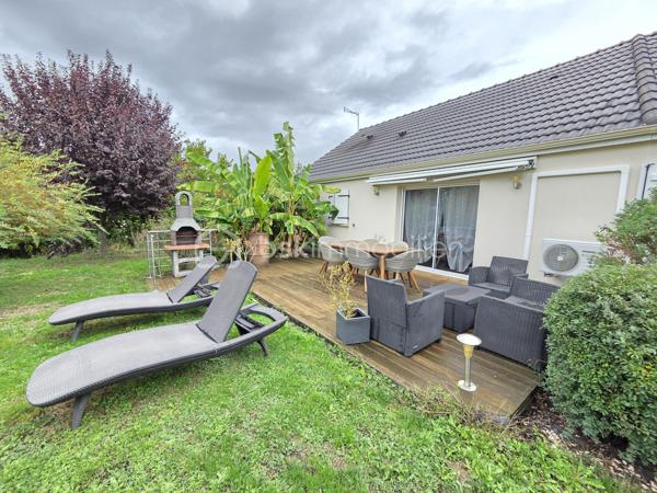 Magnifique Pavillon de plain-pied de 102 m² à Gimouille

Situé dans un joli coin de campagne, à 10 minutes des commerces, des écoles et des commodités de Nevers, nous vous présentons ce magnifique pavillon de plain-pied de 102 m² habitables, implanté sur un terrain de 1 100 m². Il propose 4 pièces dont 3 chambres, réparties comme suit : une entrée, un salon, un séjour, une cuisine, un cellier, un dégagement, un bureau, trois chambres, une salle d’eau et un wc indépendant.

L'entrée dispose d'un placard penderie pour le côté pratique, entrée sur une grande pièce de vie de 49 m², qui dispose d'un espace salon , d'un séjour dont la porte fenêtre donne sur une belle terrasse. La  pièce de vie se complète d'une cuisine ouverte, aménagée et équipée. De la cuisine, cette maison propose un cellier qui donne sur le garage de 15m².
Du salon , un dégagement de couloir dessert un bureau de 8m², une salle d’eau avec douche à l’italienne, un wc indépendant ainsi que trois chambres de 12 m², 10 m² et 10 m², toutes avec placards dressing.

Ce pavillon dispose d’huisseries en PVC double vitrage avec volets en PVC, d’une baie vitrée en aluminium double vitrage avec volet roulant motorisé, Il propose une pompe à chaleur Air / Air (climatisations réversibles),  complété par un chauffage électrique à inertie sèche, ainsi qu'un ballon production production d’eau chaude. Ce pavillon bénéficie d’un diagnostic de performance énergétique en classe C donc économique et d’une émission de gaz à effet de serre en classe A donc peu polluante. 
Les sols de cette maison sont en carrelage, sauf pour le bureau et les chambres qui sont en parquet. 
Sa toiture est en tuiles mécaniques en terre cuite. 
Côté assainissement, le pavillon est équipé d’une fosse septique.
Côté internet, il bénéficie de la fibre.
Côté extérieur, profitez d’un garage de 15 m², d’un abri, d’une terrasse en bois avec store banne , ainsi que d’un terrain de 1 100 m² arboré, entretenu et entièrement clos avec portail motorisé. 

Les plus de ce pavillon : sa situation en pleine campagne, à 10 minutes des commerces, des écoles et des commodités de Nevers, son terrain de 1 100 m², sa belle pièce de vie de 49 m², ses 3 chambres avec dressing, son garage de 15 m², ainsi que sa terrasse en bois avec store banne.

Des photos supplémentaires sont disponibles sur BSK IMMOBILIER, rubrique Nos conseillers, Olivier FRESLON.
Pour tout renseignement complémentaire ou pour une visite, contactez moi au 07 62 78 13 13 .

Un pavillon de plain-pied au calme de la campagne, à découvrir sans tarder : ne passez pas à côté de ce magnifique coup de coeur à Gimouille !