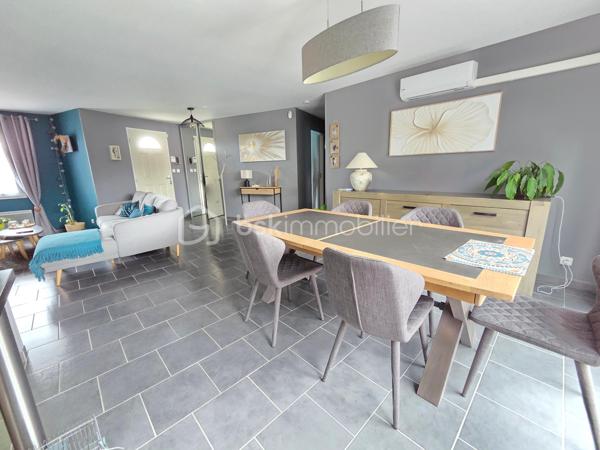 Magnifique Pavillon de plain-pied de 102 m² à Gimouille

Situé dans un joli coin de campagne, à 10 minutes des commerces, des écoles et des commodités de Nevers, nous vous présentons ce magnifique pavillon de plain-pied de 102 m² habitables, implanté sur un terrain de 1 100 m². Il propose 4 pièces dont 3 chambres, réparties comme suit : une entrée, un salon, un séjour, une cuisine, un cellier, un dégagement, un bureau, trois chambres, une salle d’eau et un wc indépendant.

L'entrée dispose d'un placard penderie pour le côté pratique, entrée sur une grande pièce de vie de 49 m², qui dispose d'un espace salon , d'un séjour dont la porte fenêtre donne sur une belle terrasse. La  pièce de vie se complète d'une cuisine ouverte, aménagée et équipée. De la cuisine, cette maison propose un cellier qui donne sur le garage de 15m².
Du salon , un dégagement de couloir dessert un bureau de 8m², une salle d’eau avec douche à l’italienne, un wc indépendant ainsi que trois chambres de 12 m², 10 m² et 10 m², toutes avec placards dressing.

Ce pavillon dispose d’huisseries en PVC double vitrage avec volets en PVC, d’une baie vitrée en aluminium double vitrage avec volet roulant motorisé, Il propose une pompe à chaleur Air / Air (climatisations réversibles),  complété par un chauffage électrique à inertie sèche, ainsi qu'un ballon production production d’eau chaude. Ce pavillon bénéficie d’un diagnostic de performance énergétique en classe C donc économique et d’une émission de gaz à effet de serre en classe A donc peu polluante. 
Les sols de cette maison sont en carrelage, sauf pour le bureau et les chambres qui sont en parquet. 
Sa toiture est en tuiles mécaniques en terre cuite. 
Côté assainissement, le pavillon est équipé d’une fosse septique.
Côté internet, il bénéficie de la fibre.
Côté extérieur, profitez d’un garage de 15 m², d’un abri, d’une terrasse en bois avec store banne , ainsi que d’un terrain de 1 100 m² arboré, entretenu et entièrement clos avec portail motorisé. 

Les plus de ce pavillon : sa situation en pleine campagne, à 10 minutes des commerces, des écoles et des commodités de Nevers, son terrain de 1 100 m², sa belle pièce de vie de 49 m², ses 3 chambres avec dressing, son garage de 15 m², ainsi que sa terrasse en bois avec store banne.

Des photos supplémentaires sont disponibles sur BSK IMMOBILIER, rubrique Nos conseillers, Olivier FRESLON.
Pour tout renseignement complémentaire ou pour une visite, contactez moi au 07 62 78 13 13 .

Un pavillon de plain-pied au calme de la campagne, à découvrir sans tarder : ne passez pas à côté de ce magnifique coup de coeur à Gimouille !