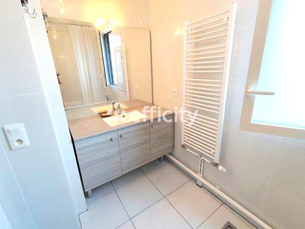 Appartement
         2 pièces
        - 45 m² 369 000 € *