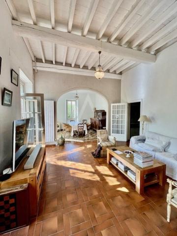 Située à Puylaurens, sur laxe ToulouseCastres, 6 chambres  3 400 m² de terrain