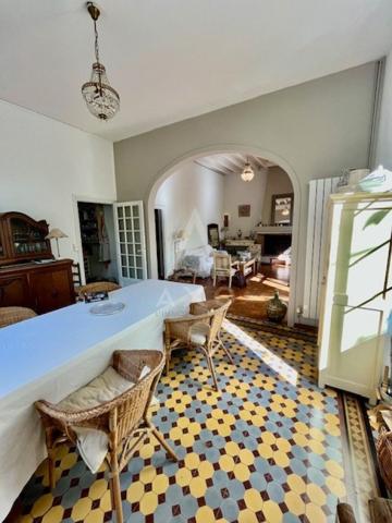 Située à Puylaurens, sur laxe ToulouseCastres, 6 chambres  3 400 m² de terrain