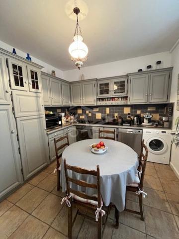 Située à Puylaurens, sur laxe ToulouseCastres, 6 chambres  3 400 m² de terrain