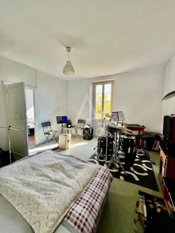 Située à Puylaurens, sur laxe ToulouseCastres, 6 chambres  3 400 m² de terrain