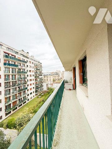 Au pied du métro Saint-Fargeau, 3 pièces avec balcon à rénover, au calme sur cour,