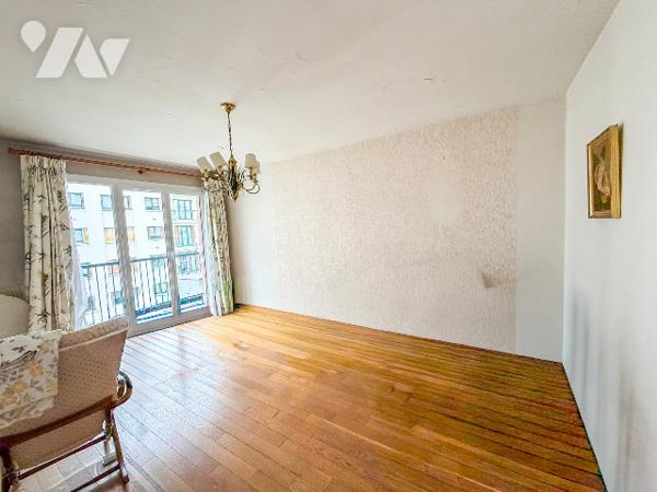 Au pied du métro Saint-Fargeau, 3 pièces avec balcon à rénover, au calme sur cour,