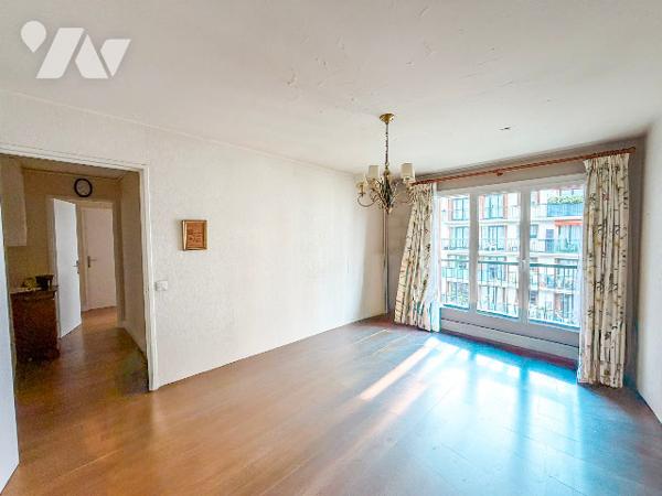 Au pied du métro Saint-Fargeau, 3 pièces avec balcon à rénover, au calme sur cour,