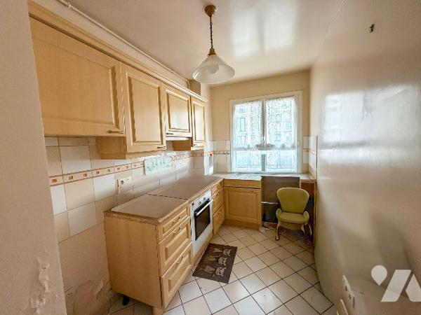 Au pied du métro Saint-Fargeau, 3 pièces avec balcon à rénover, au calme sur cour,