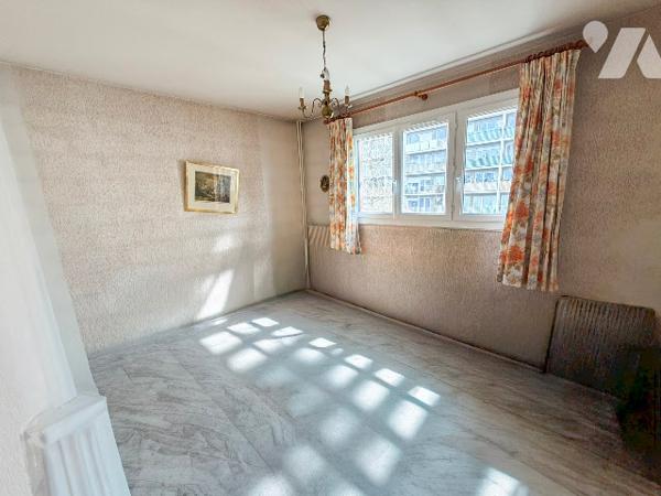 Au pied du métro Saint-Fargeau, 3 pièces avec balcon à rénover, au calme sur cour,