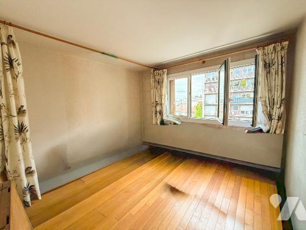 Au pied du métro Saint-Fargeau, 3 pièces avec balcon à rénover, au calme sur cour,