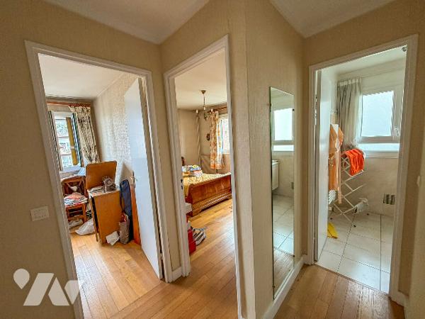 Au pied du métro Saint-Fargeau, 3 pièces avec balcon à rénover, au calme sur cour,