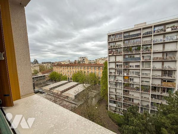 Au pied du métro Saint-Fargeau, 3 pièces avec balcon à rénover, au calme sur cour,