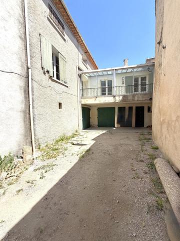 Sénas, maison de ville à fort potentiel avec jardin