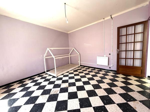 Sénas, maison de ville à fort potentiel avec jardin