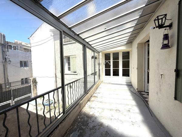 Sénas, maison de ville à fort potentiel avec jardin