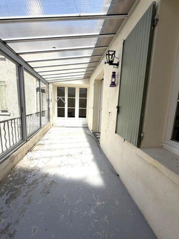 Sénas, maison de ville à fort potentiel avec jardin