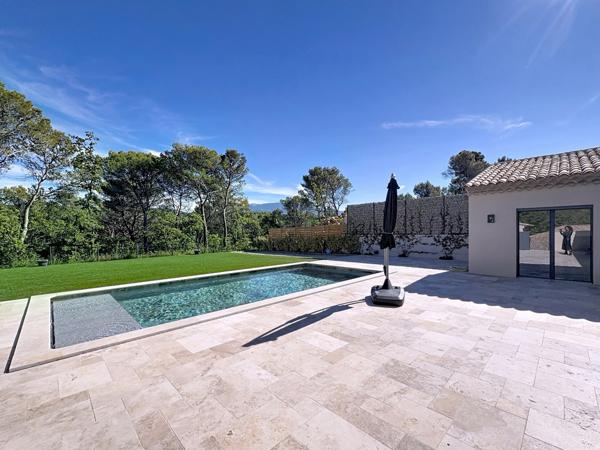 Faucon (84110) *SOUS OFFRE*. Villa contemporaine et récente de 150 m² environ avec garage sur terrain paysagé avec piscine e