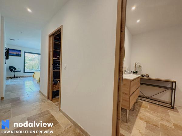 Faucon (84110) *SOUS OFFRE*. Villa contemporaine et récente de 150 m² environ avec garage sur terrain paysagé avec piscine e