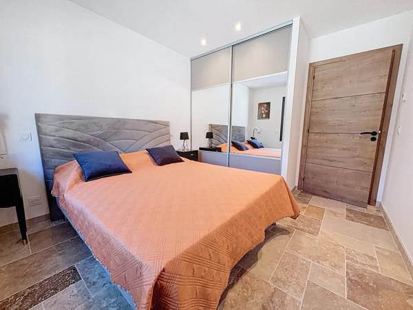 Faucon (84110) *SOUS OFFRE*. Villa contemporaine et récente de 150 m² environ avec garage sur terrain paysagé avec piscine e