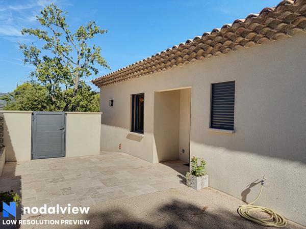 Faucon (84110) *SOUS OFFRE*. Villa contemporaine et récente de 150 m² environ avec garage sur terrain paysagé avec piscine e