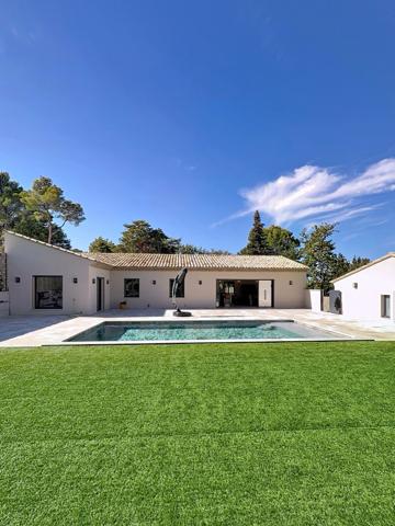 Faucon (84110) *SOUS OFFRE*. Villa contemporaine et récente de 150 m² environ avec garage sur terrain paysagé avec piscine e