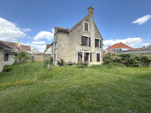 Maison de caractère avec vue exceptionnelle sur la Collégiale à Champeaux