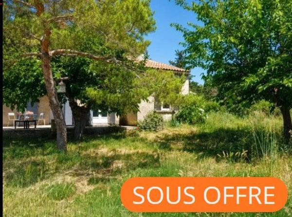 Sur un vaste terrain Arboré, une maison à voir