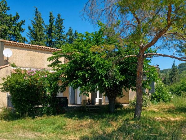 Sur un vaste terrain Arboré, une maison à voir