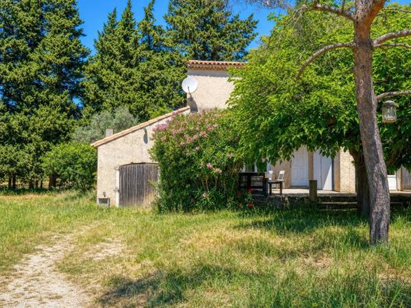 Sur un vaste terrain Arboré, une maison à voir