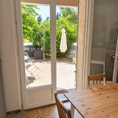 Sur un vaste terrain Arboré, une maison à voir