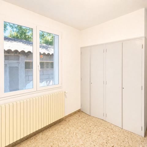 Sur un vaste terrain Arboré, une maison à voir